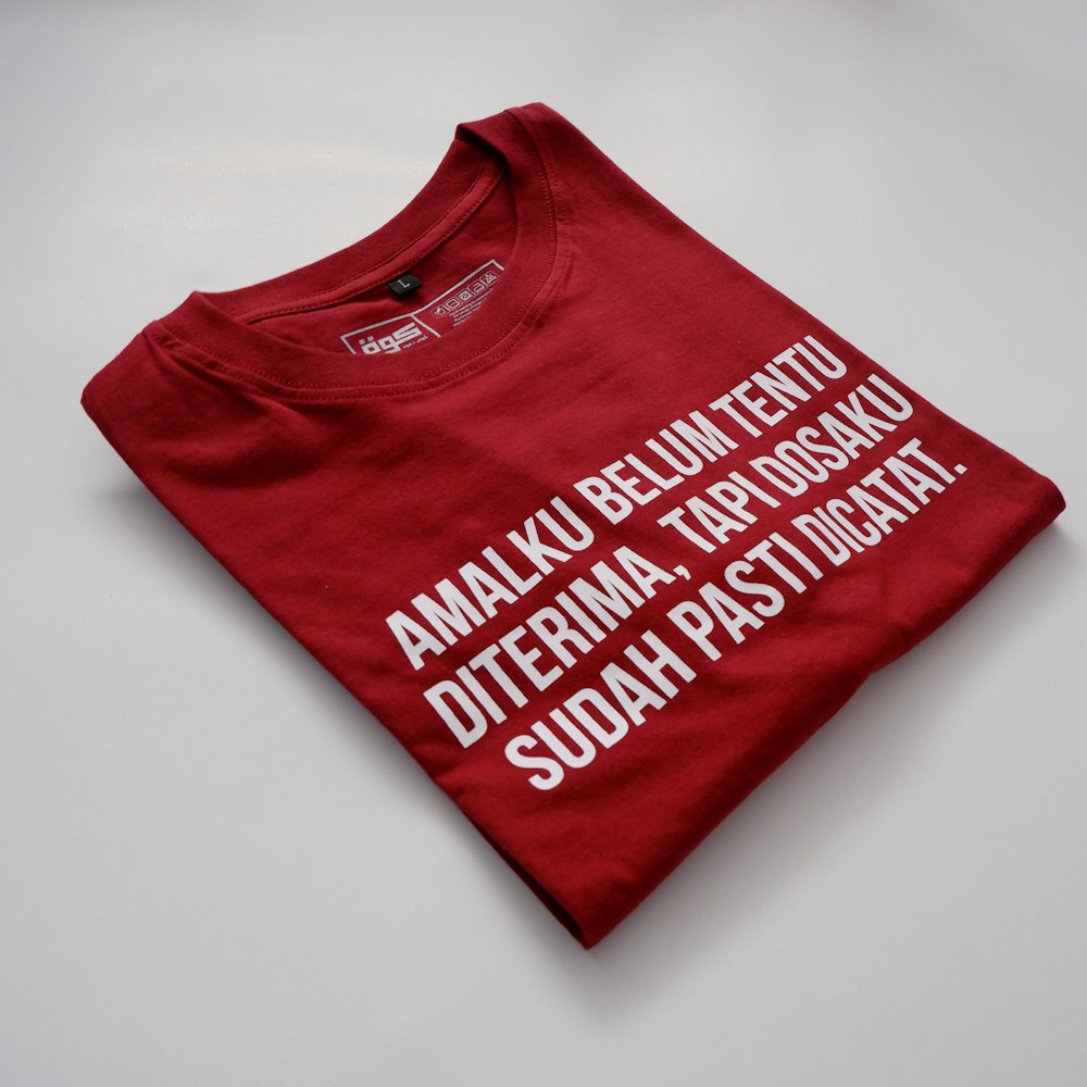 pave Badekar geni A red tshirt with white writing on it photo – Free Apparel Image on Unsplash