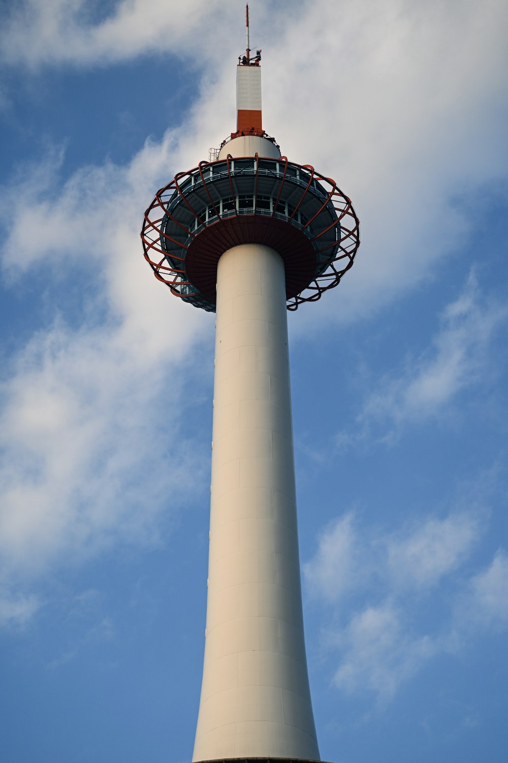 Una torre alta con un fondo de cielo