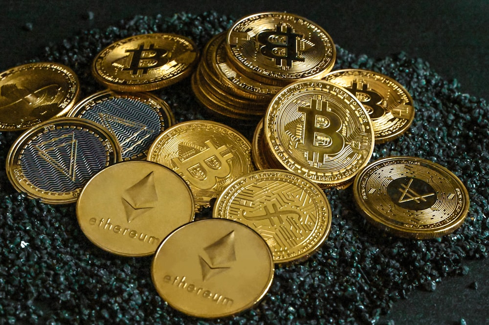 Ein Haufen Gold- und Silber-Bitcoins