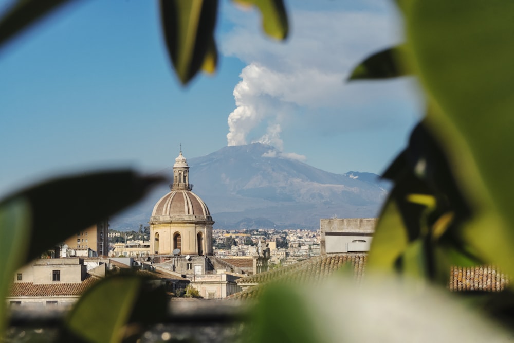 Una vista de una ciudad con una montaña al fondo