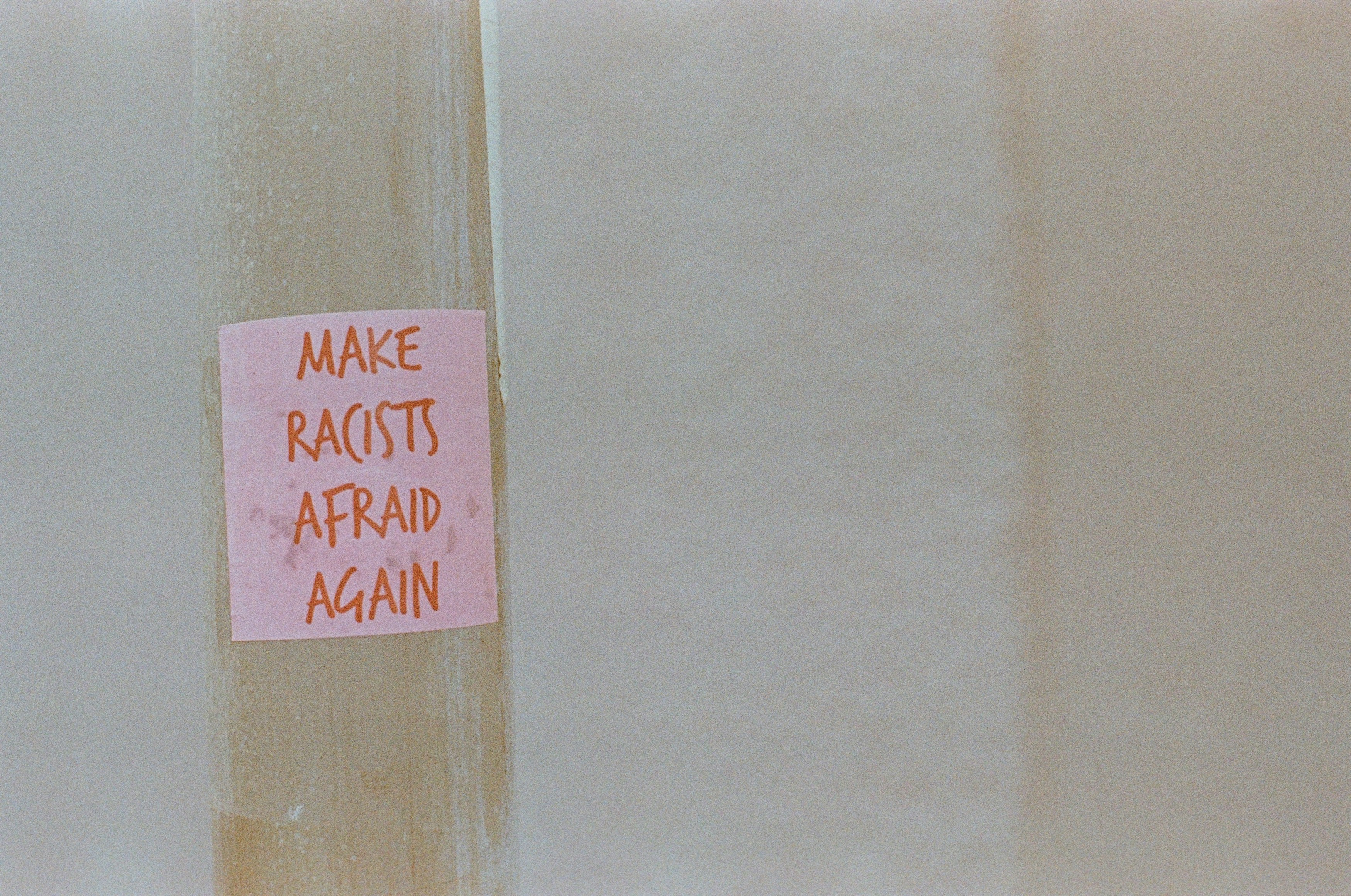 MAKE RACISTS AFRAID AGAIN. Urban street art protest sticker. Leica R7 (1994), Summilux-R 1.4 50mm (1983). Hi-Res analog scan by www.totallyinfocus.com – Kodak Gold 160 (expired 2001)