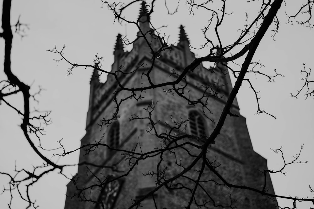 Una foto en blanco y negro de una torre del reloj