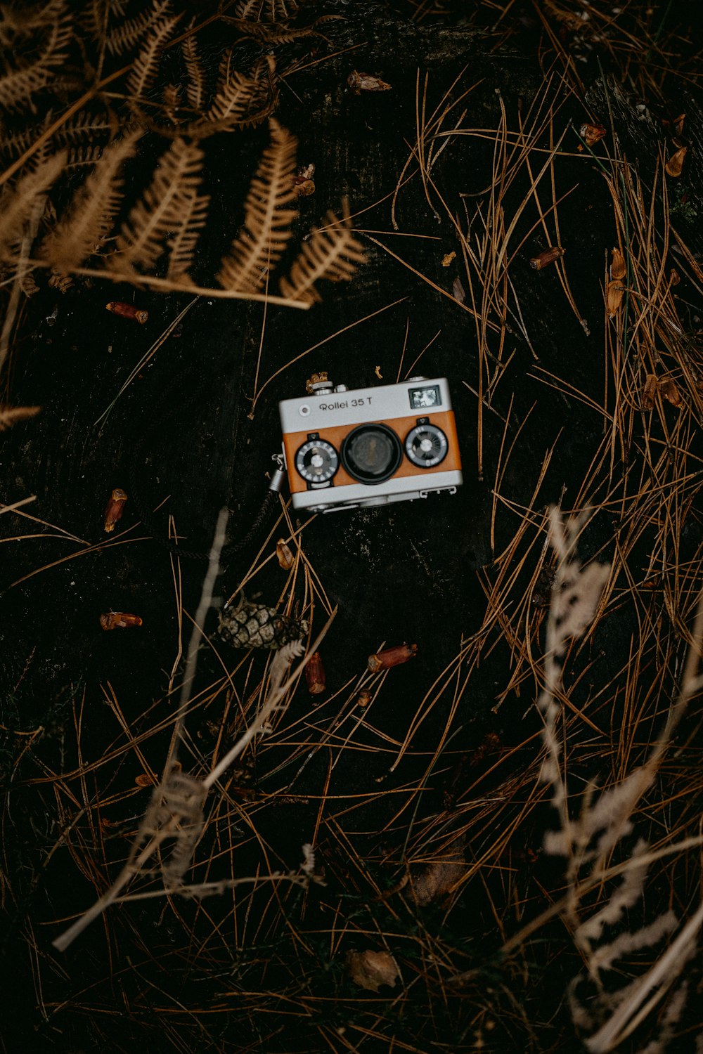Una cámara naranja y blanca tendida en la hierba