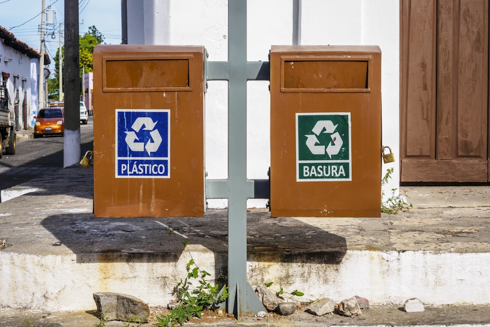 un paio di scatole marroni sedute sul ciglio di una strada