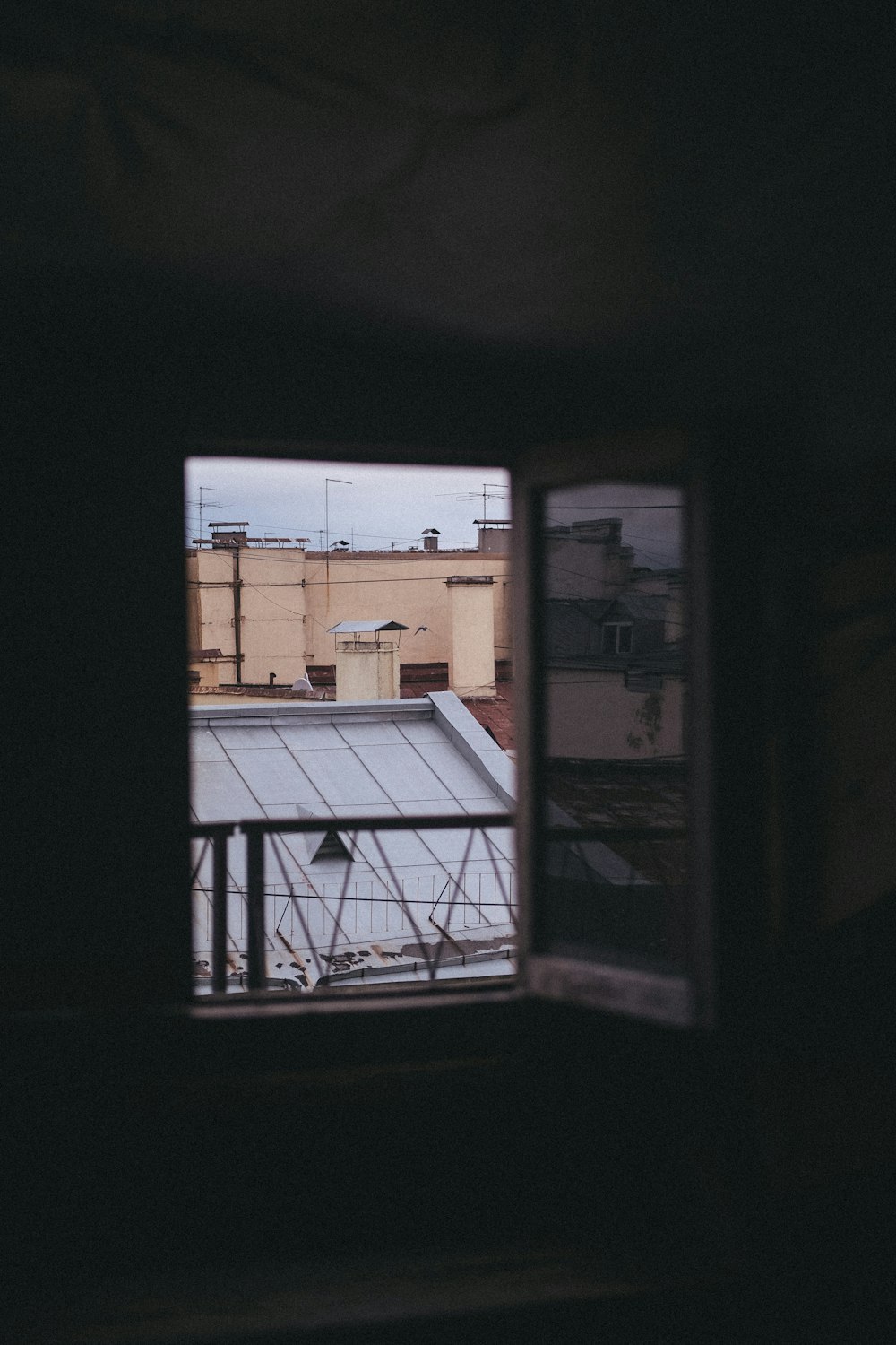 Blick auf ein Dach aus einem Fenster