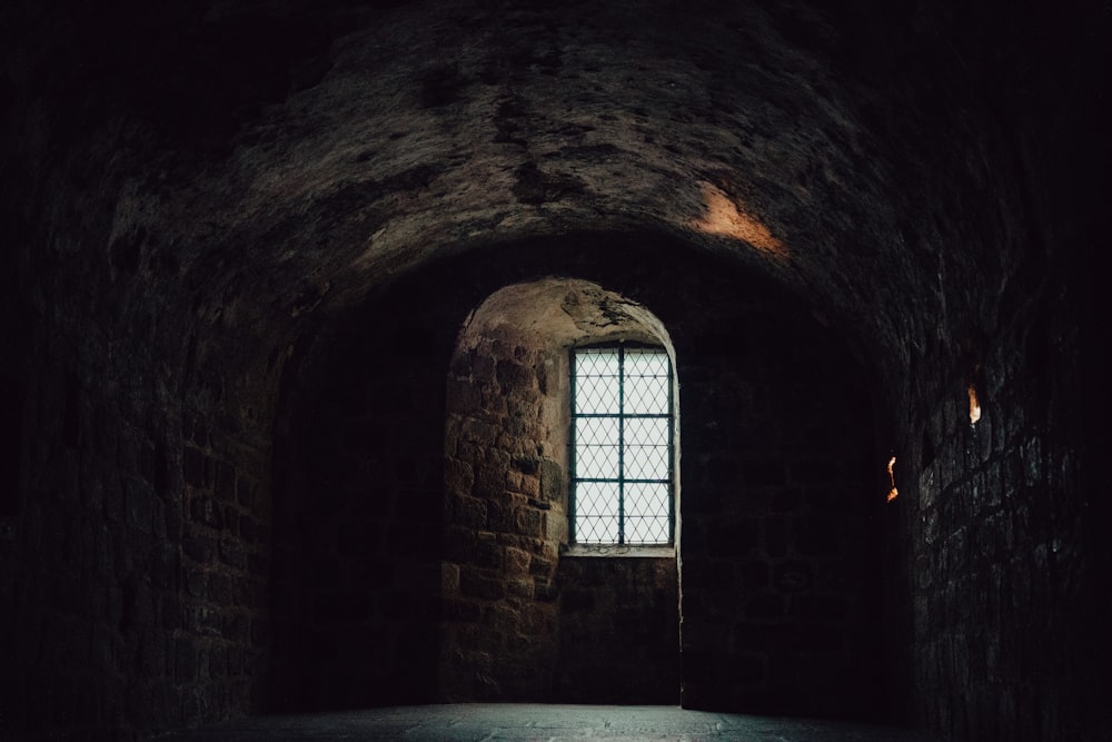 um túnel escuro com uma janela nele