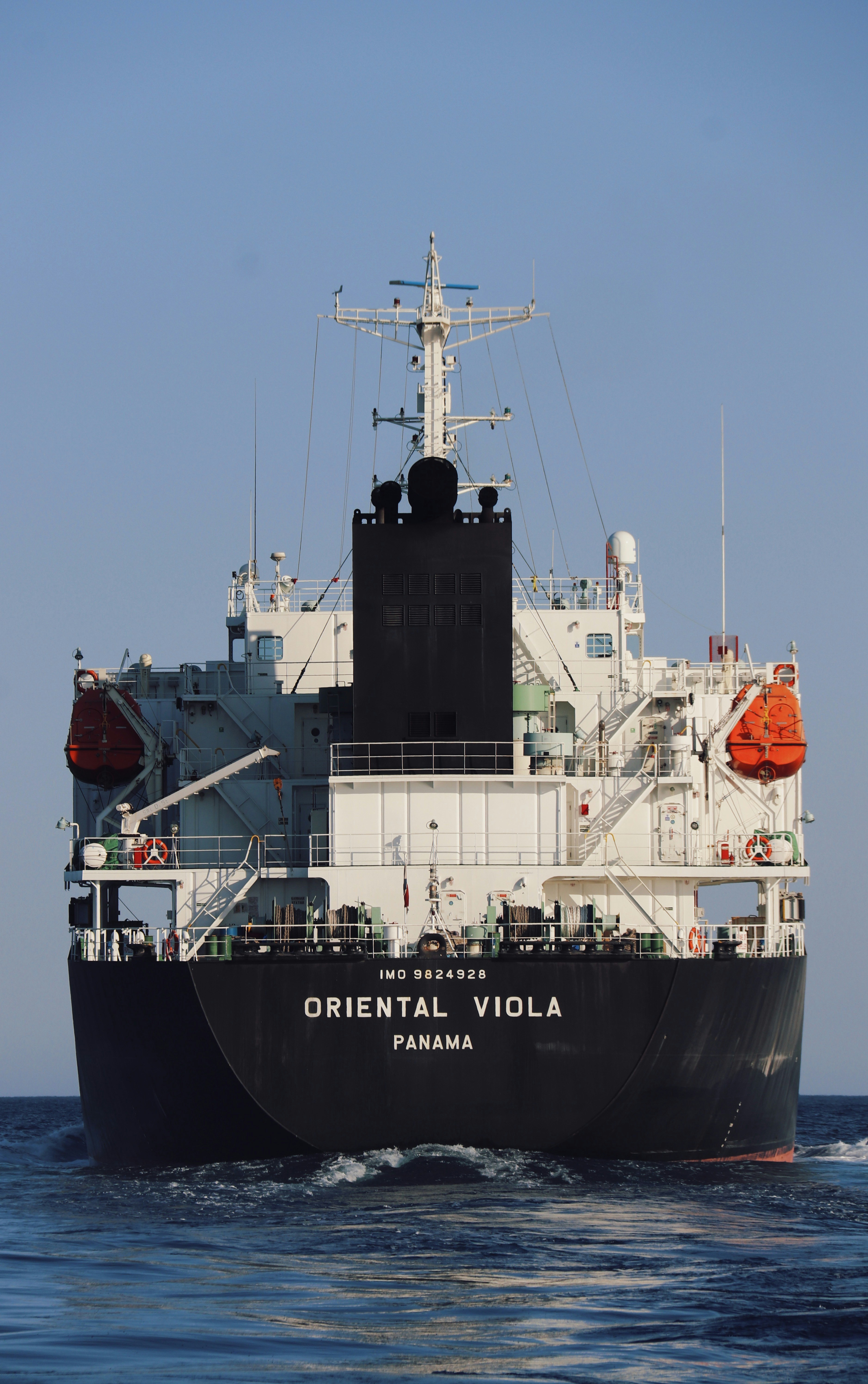 Ein großes schwarz-weißes Boot im Ozean