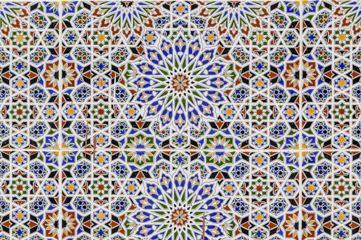 Lumière rasante sur une surface de tadelakt — matière vivante et ombre
