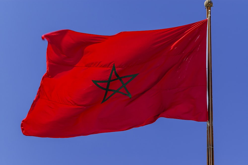 un drapeau rouge avec une étoile noire dessus