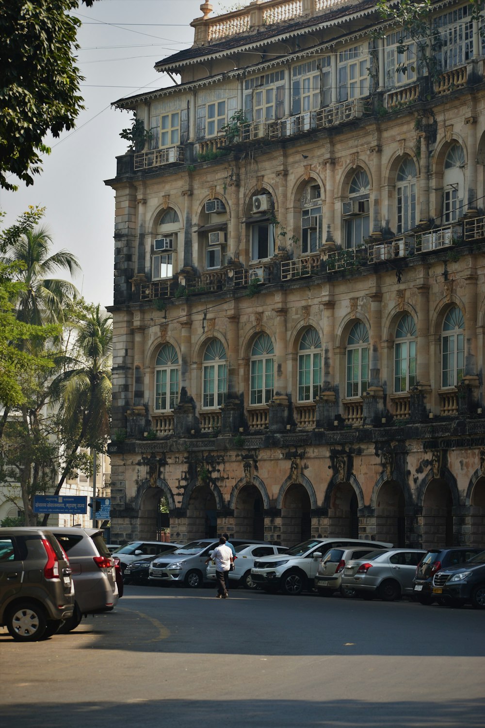 um grande edifício com muitas janelas e varandas