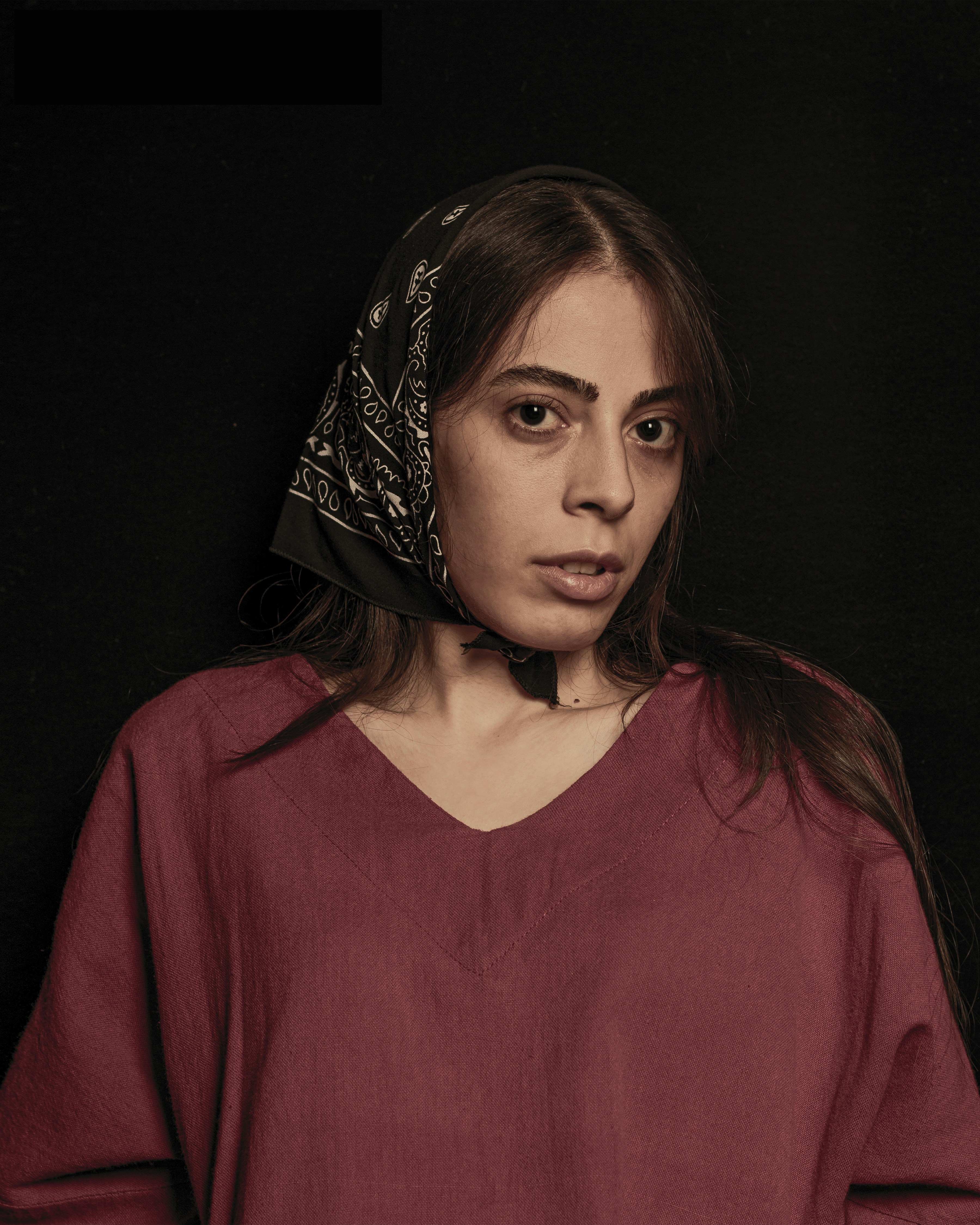 Una mujer con un pañuelo en la cabeza