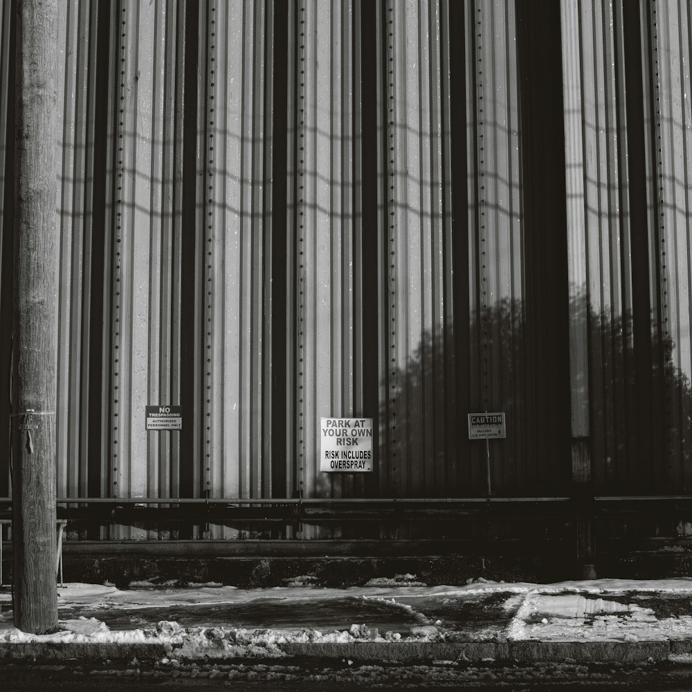 una foto in bianco e nero di un edificio