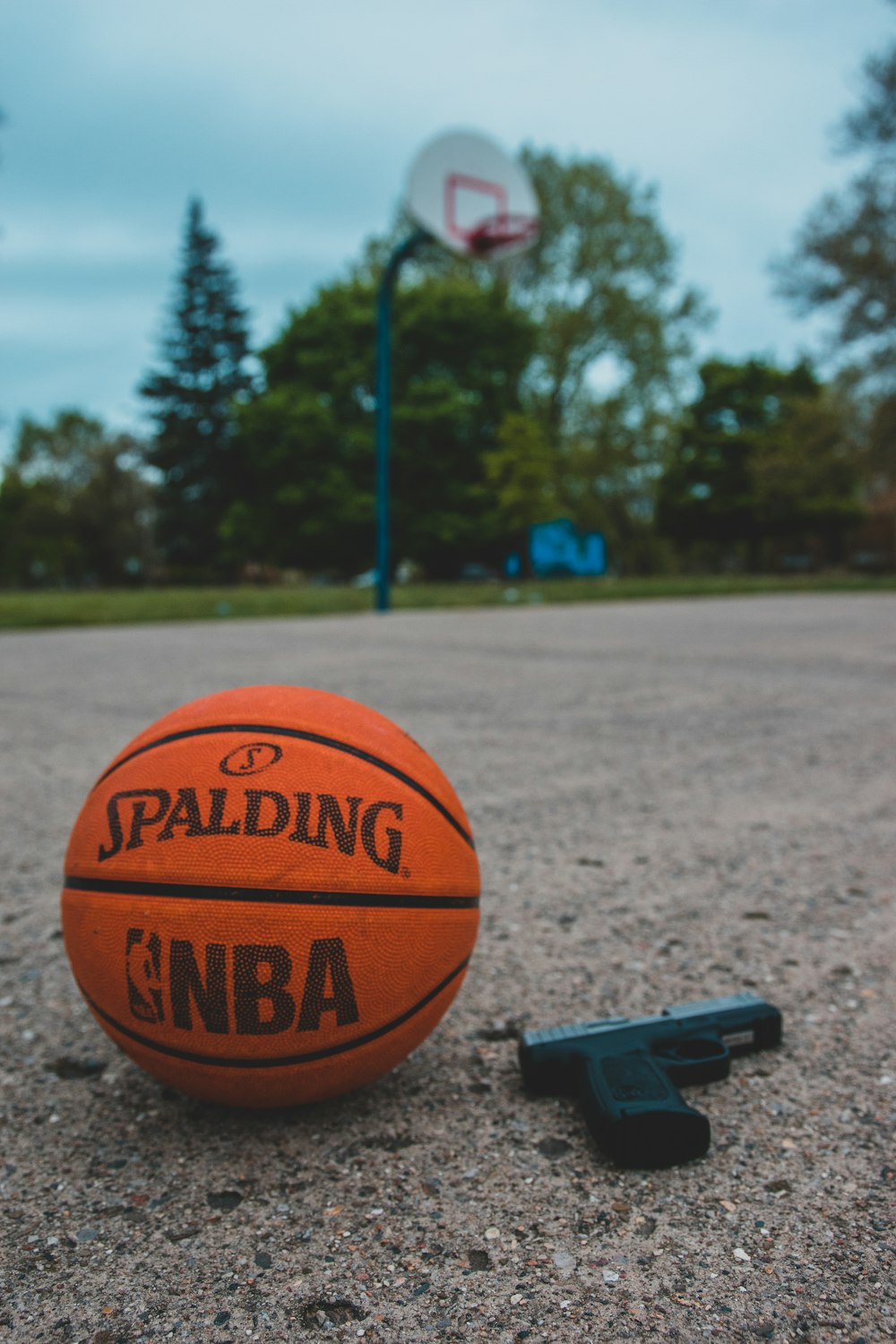 uma bola de basquete laranja sentada em cima de uma quadra de basquete