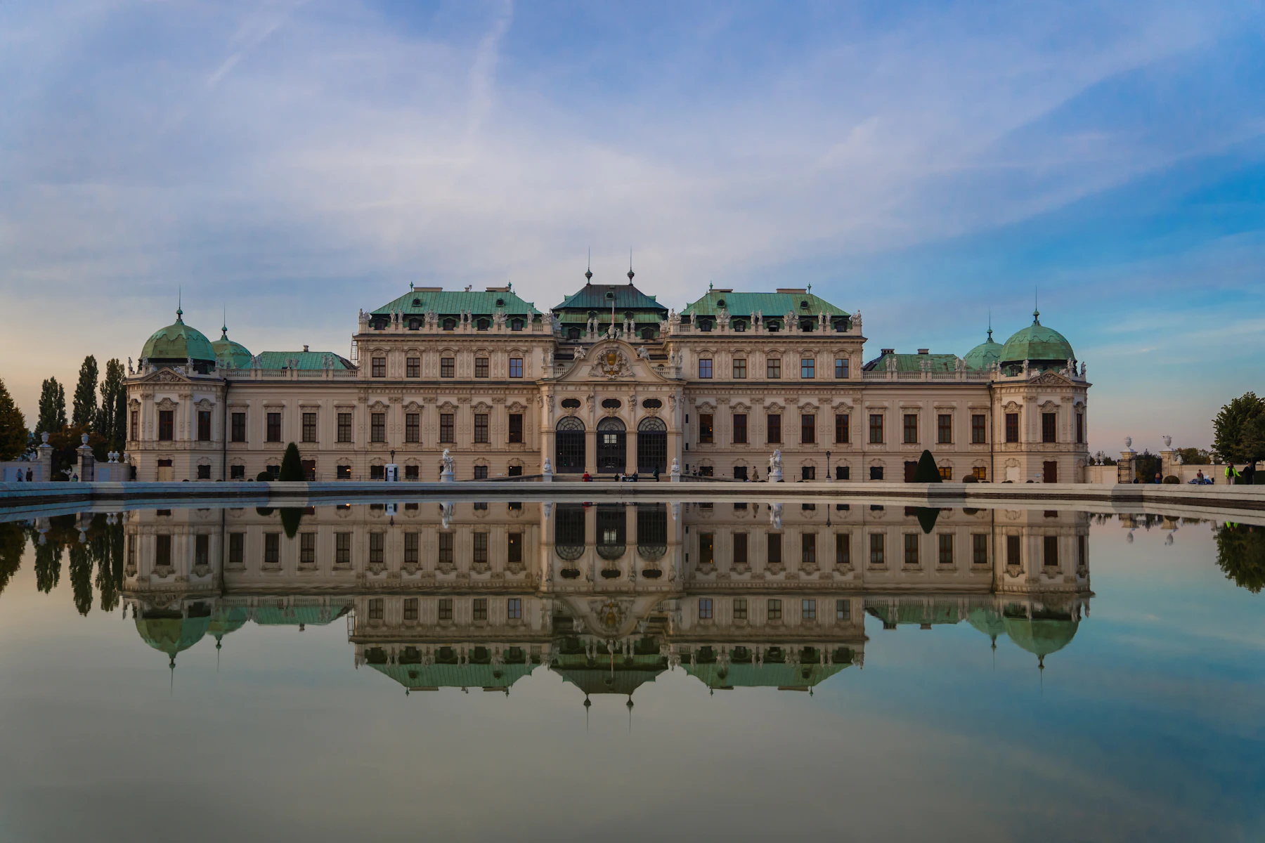 Palacio Belvedere refletido na agua em Viena