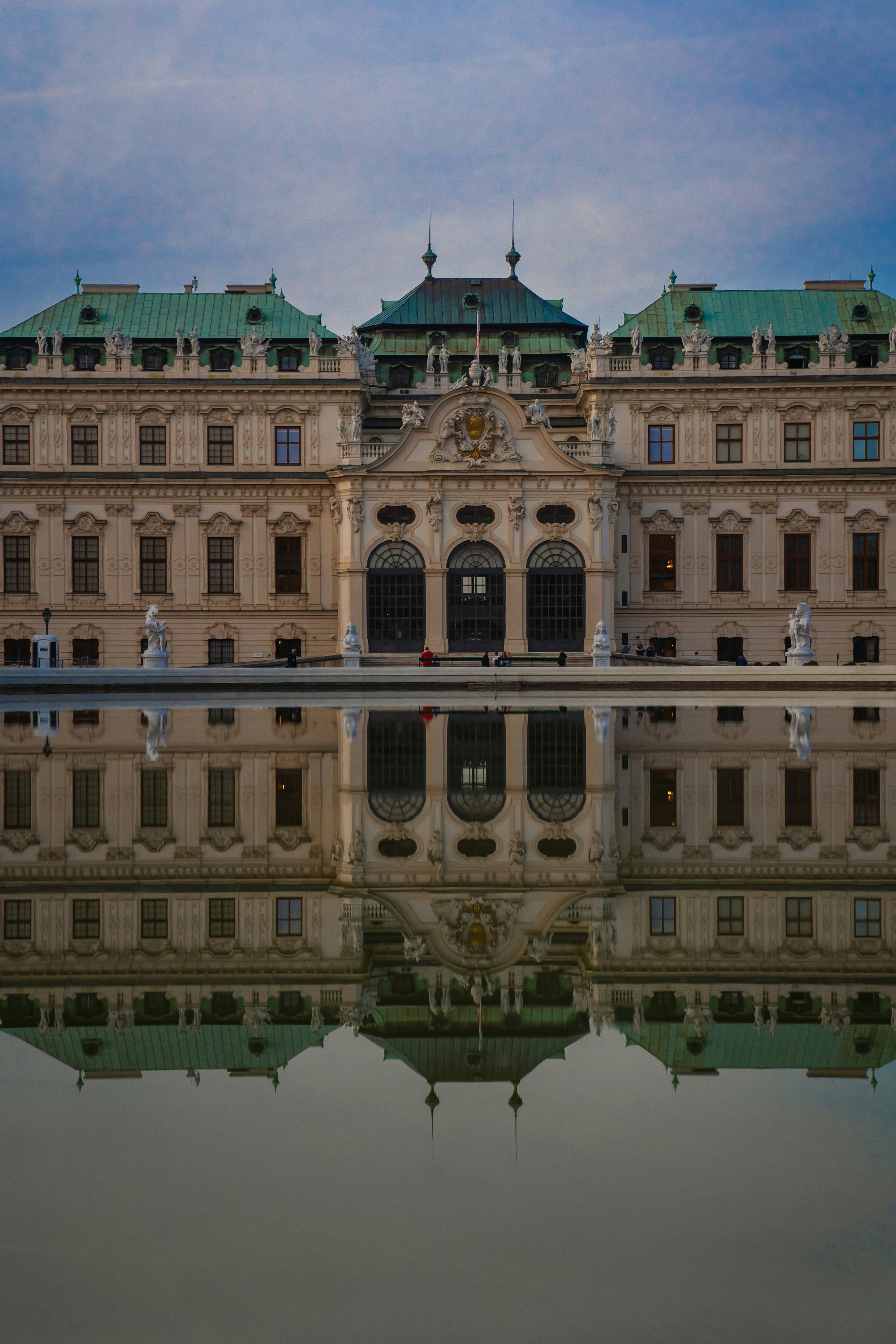 ein großes Gebäude mit einem großen Gewässer davor