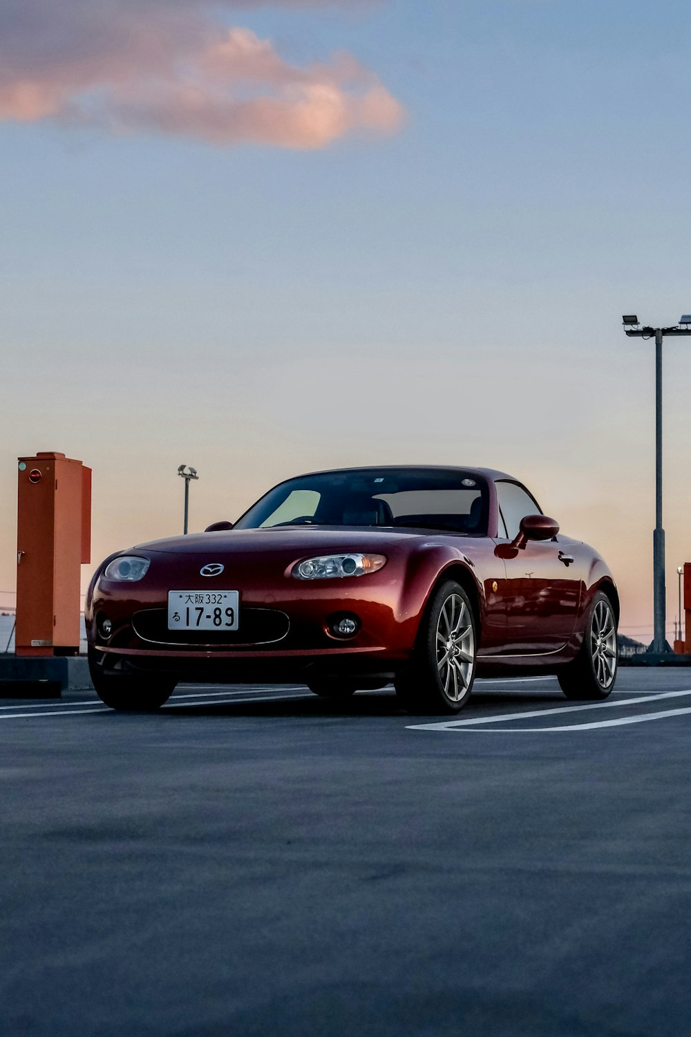 駐車場に停められた赤いスポーツカー