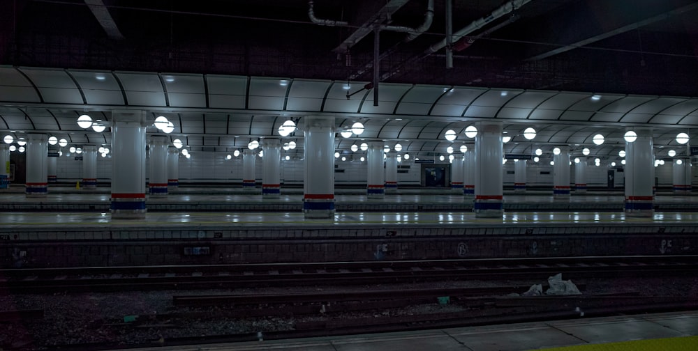 uma estação de trem com um trem nos trilhos