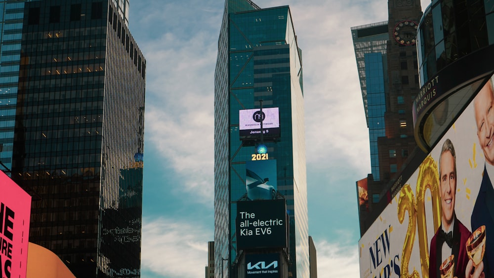 Una strada della città piena di edifici alti e cartelloni pubblicitari