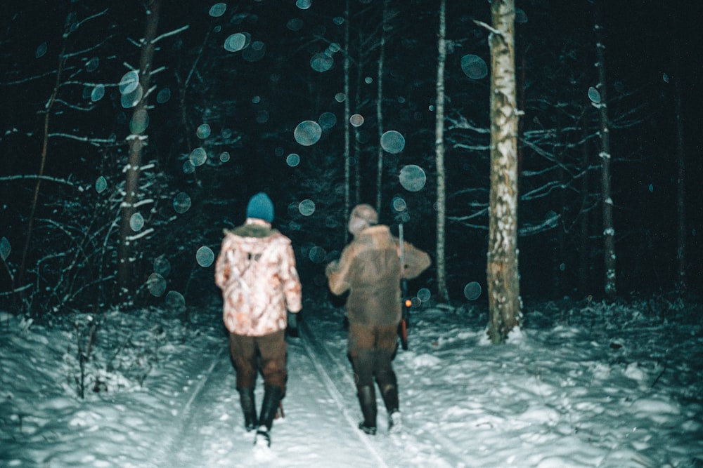 un couple de personnes qui marchent dans la neige