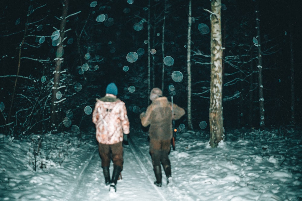 雪の中を歩いているカップル
