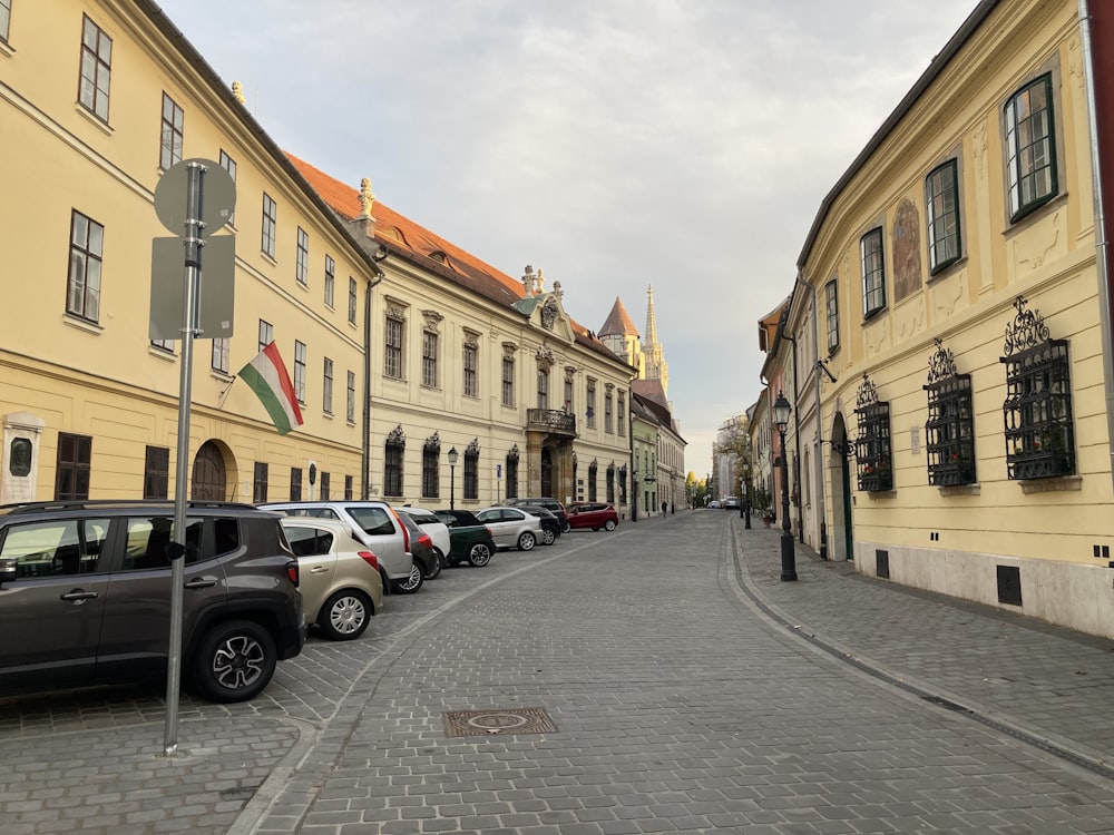 Une rue bordée de voitures garées à côté de grands immeubles