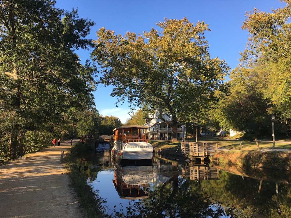 a boat is docked at a dock on a lake