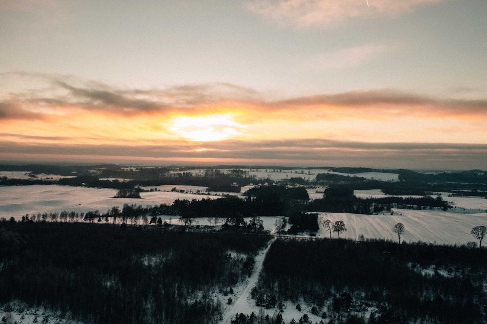 Le soleil se couche sur un paysage enneigé