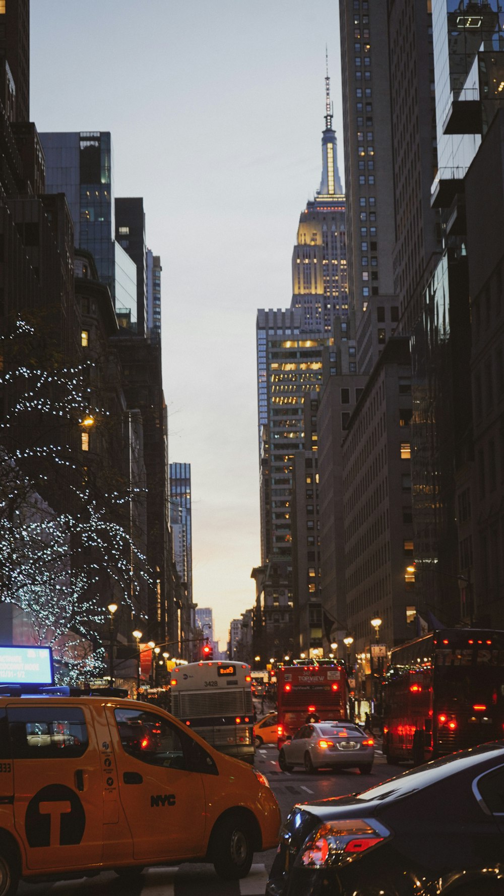 a busy city street filled with lots of traffic