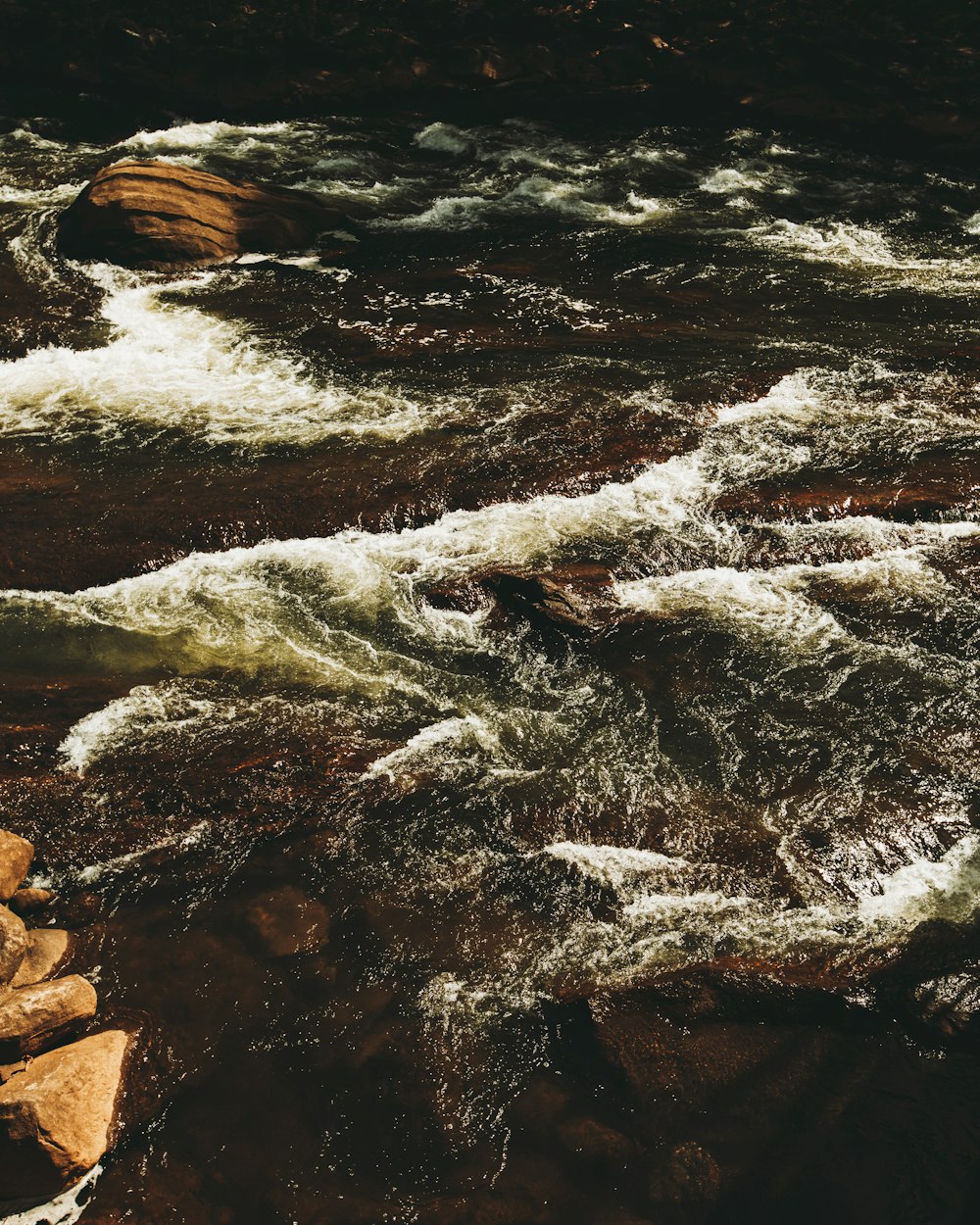 a river that has some rocks in it