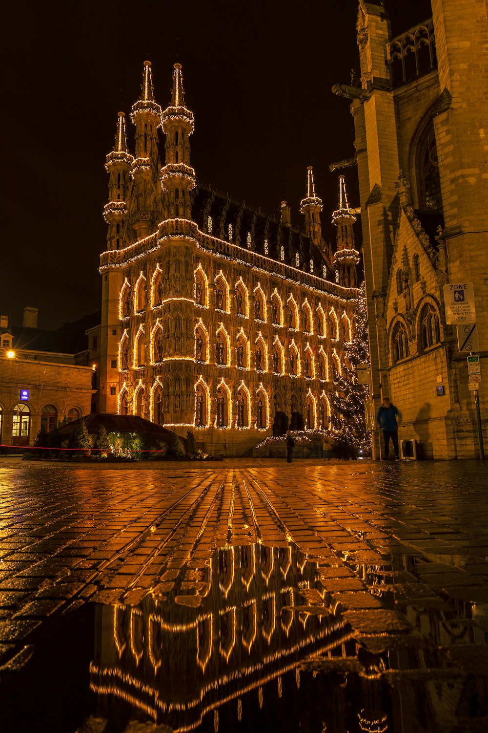 Ein großes Gebäude, das viele Lichter hat