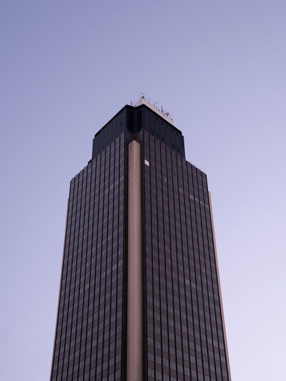 un grand bâtiment avec une horloge sur le dessus