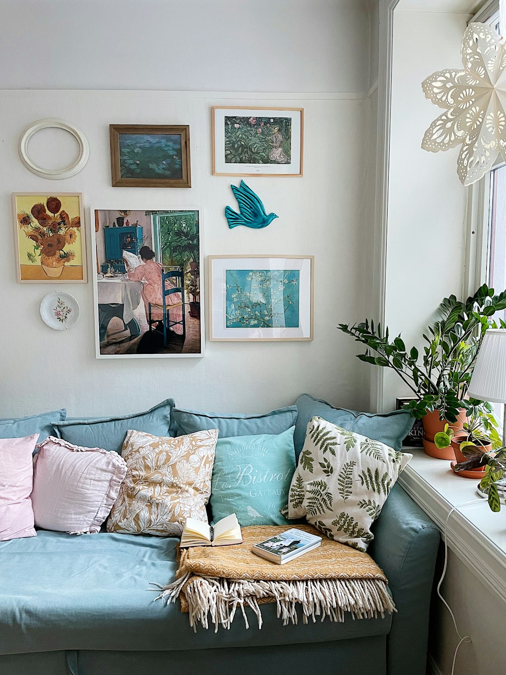 una sala de estar llena de muebles y cuadros en la pared