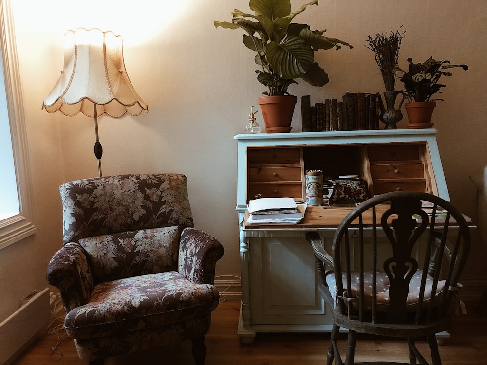 a chair and a desk in a room