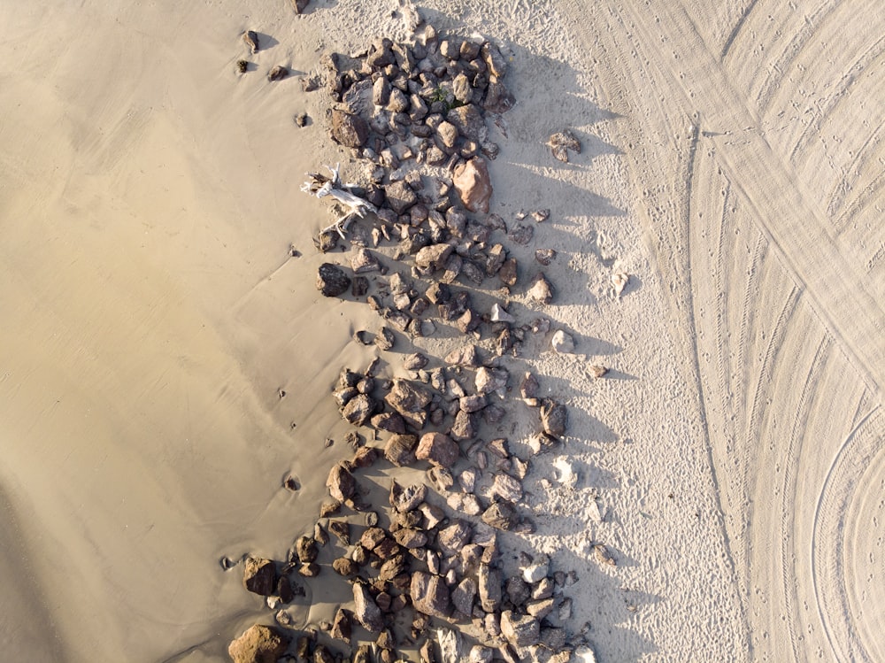 una vista aerea di rocce e ghiaia su una spiaggia