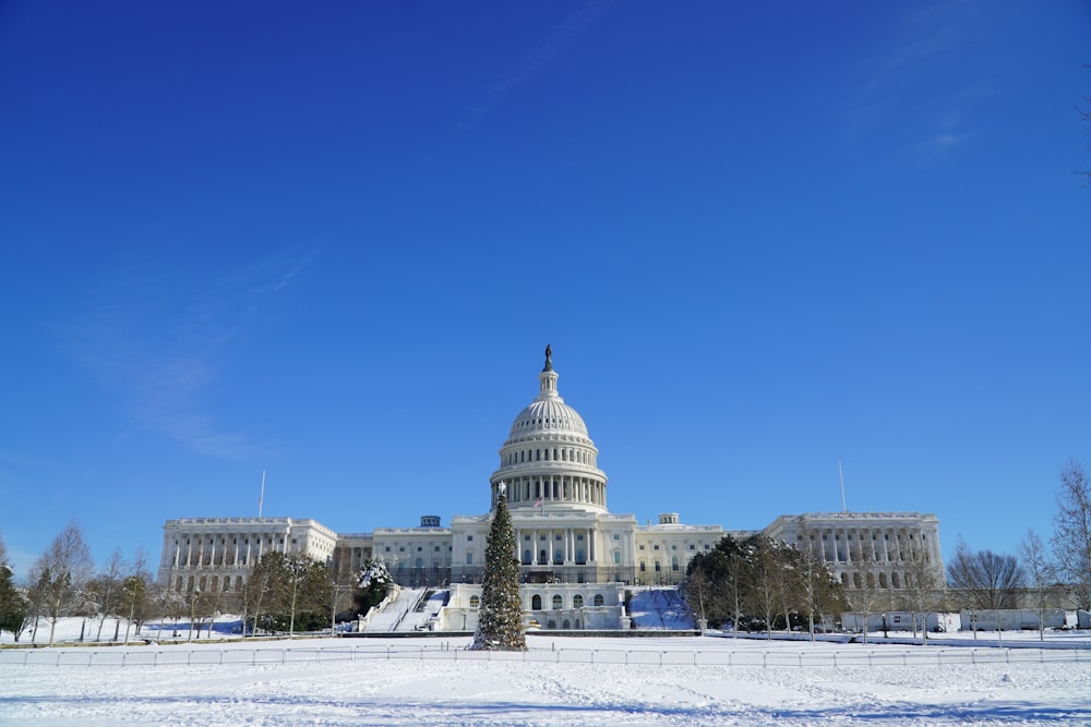 지상에 눈이 내리는 겨울의 국회 의사당 건물