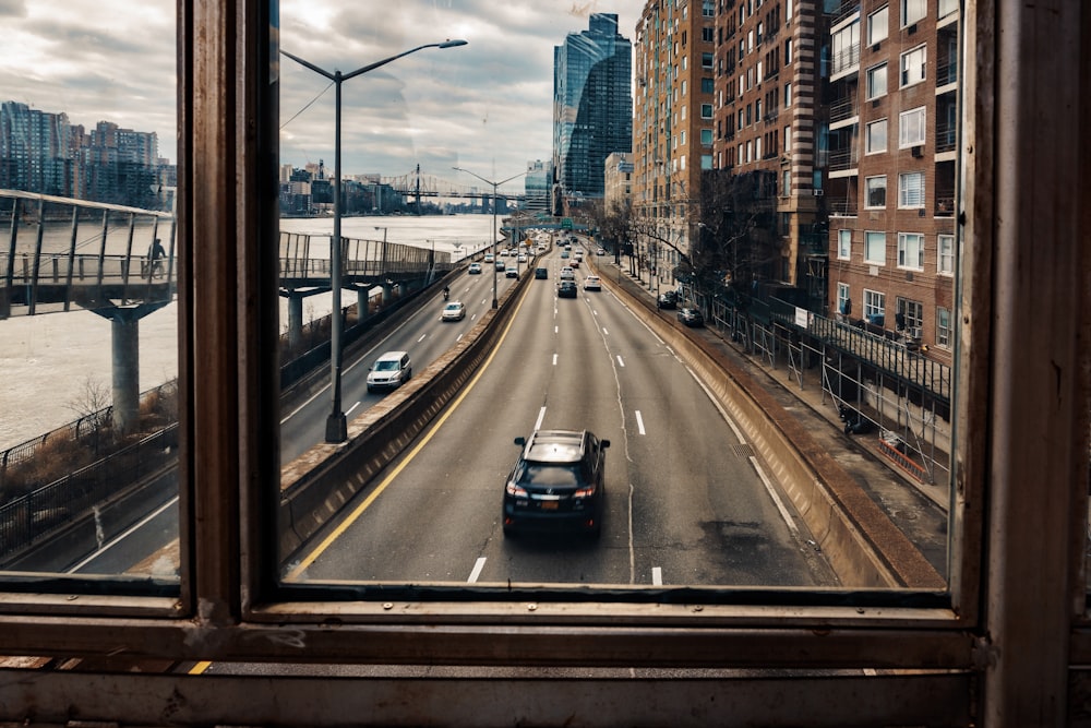 uma vista de uma rua da cidade a partir de uma janela