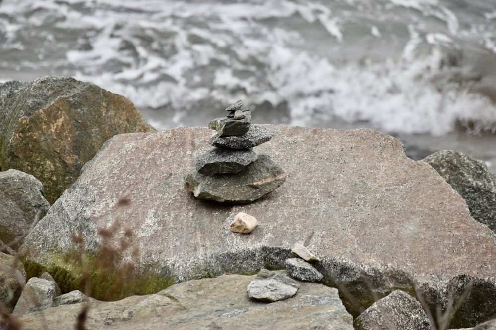 해변 꼭대기에 앉아있는 바위 더미
