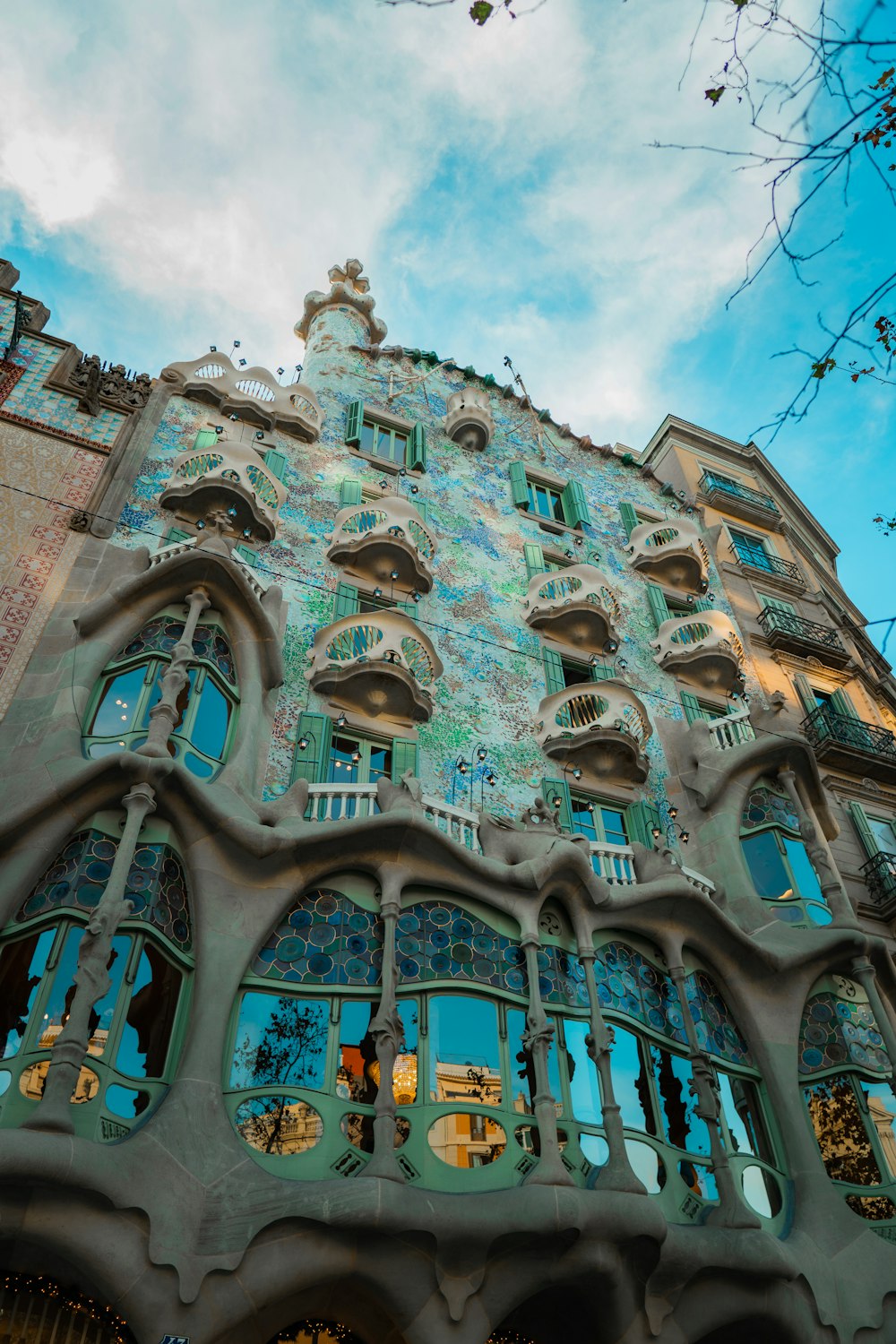 Un edificio alto con muchas ventanas y un fondo de cielo