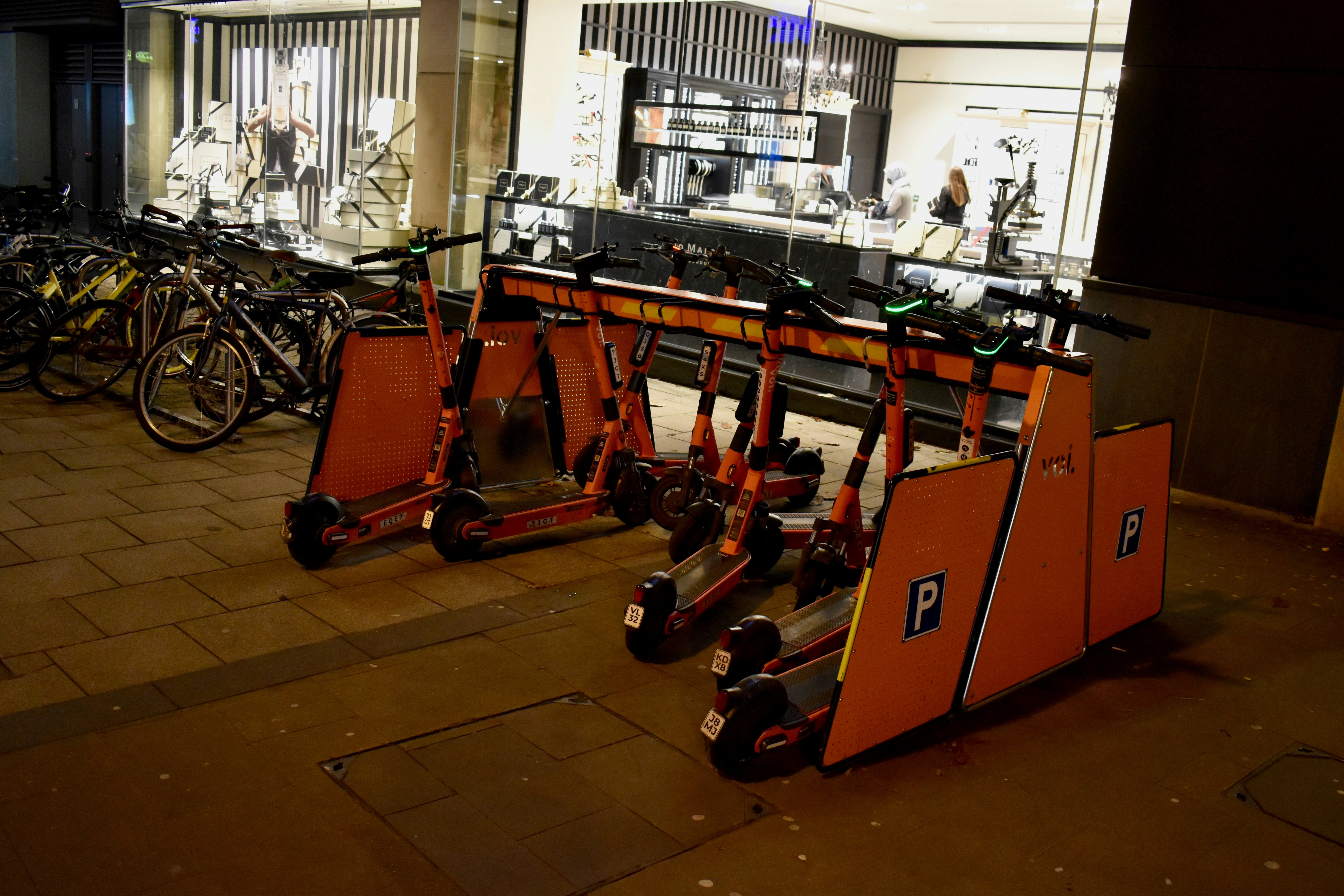 Eine Gruppe von Fahrrädern nebeneinander geparkt