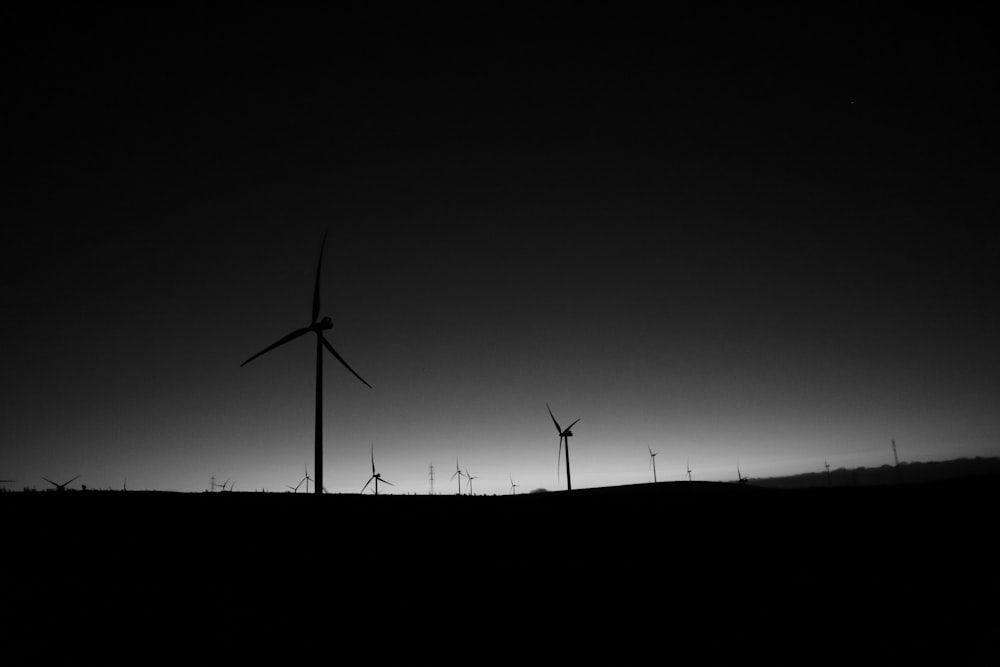 Ein Schwarz-Weiß-Foto eines Windparks