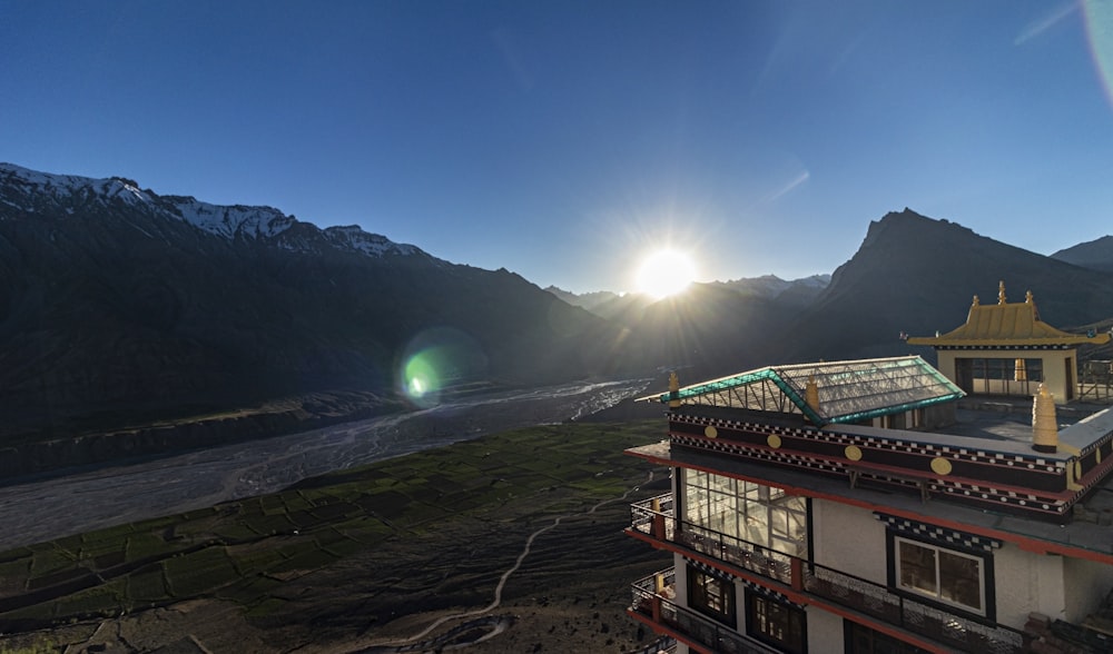 un bâtiment surmonté d’un panneau solaire