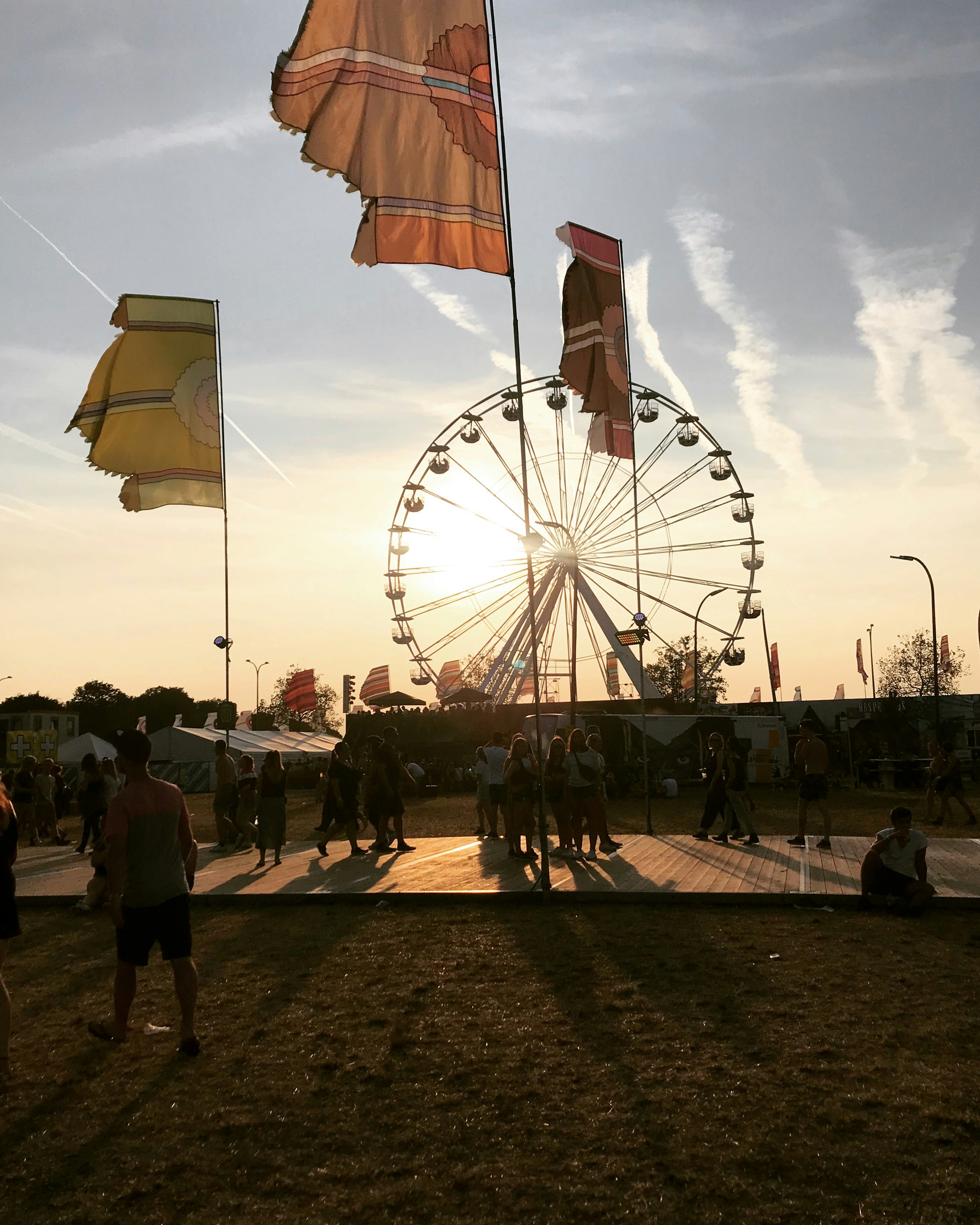 music festival wallpaper, wallpaper, Concert Outfits: Stylish Picks for Music Nights 4