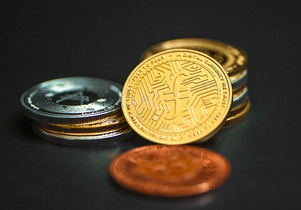 uma pilha de moedas sentada em cima de uma mesa