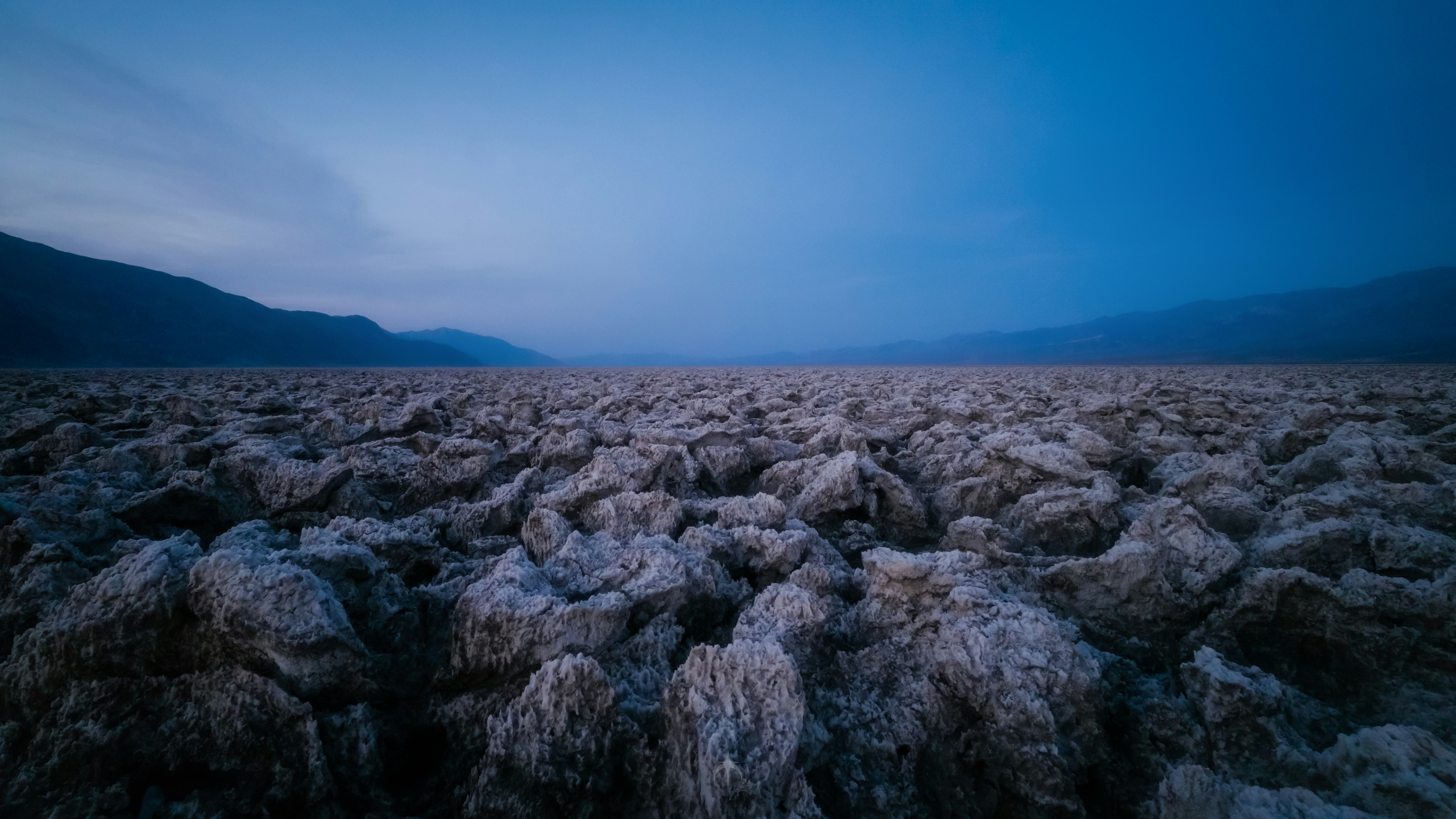 멀리 산이 있는 광활한 바위 지형