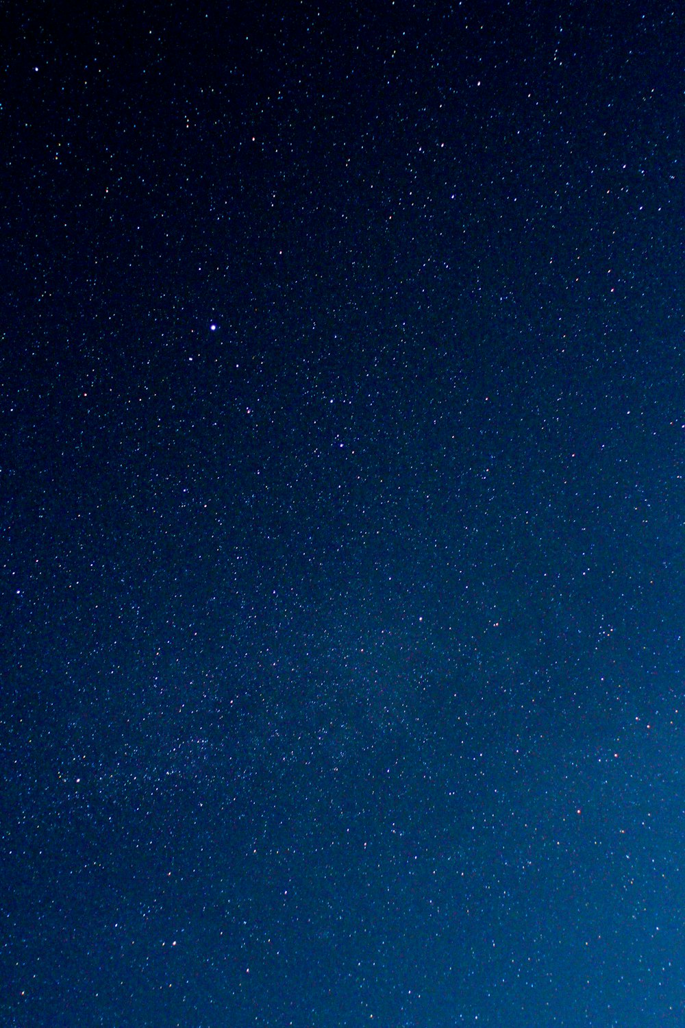 El cielo nocturno está lleno de estrellas y estrellas