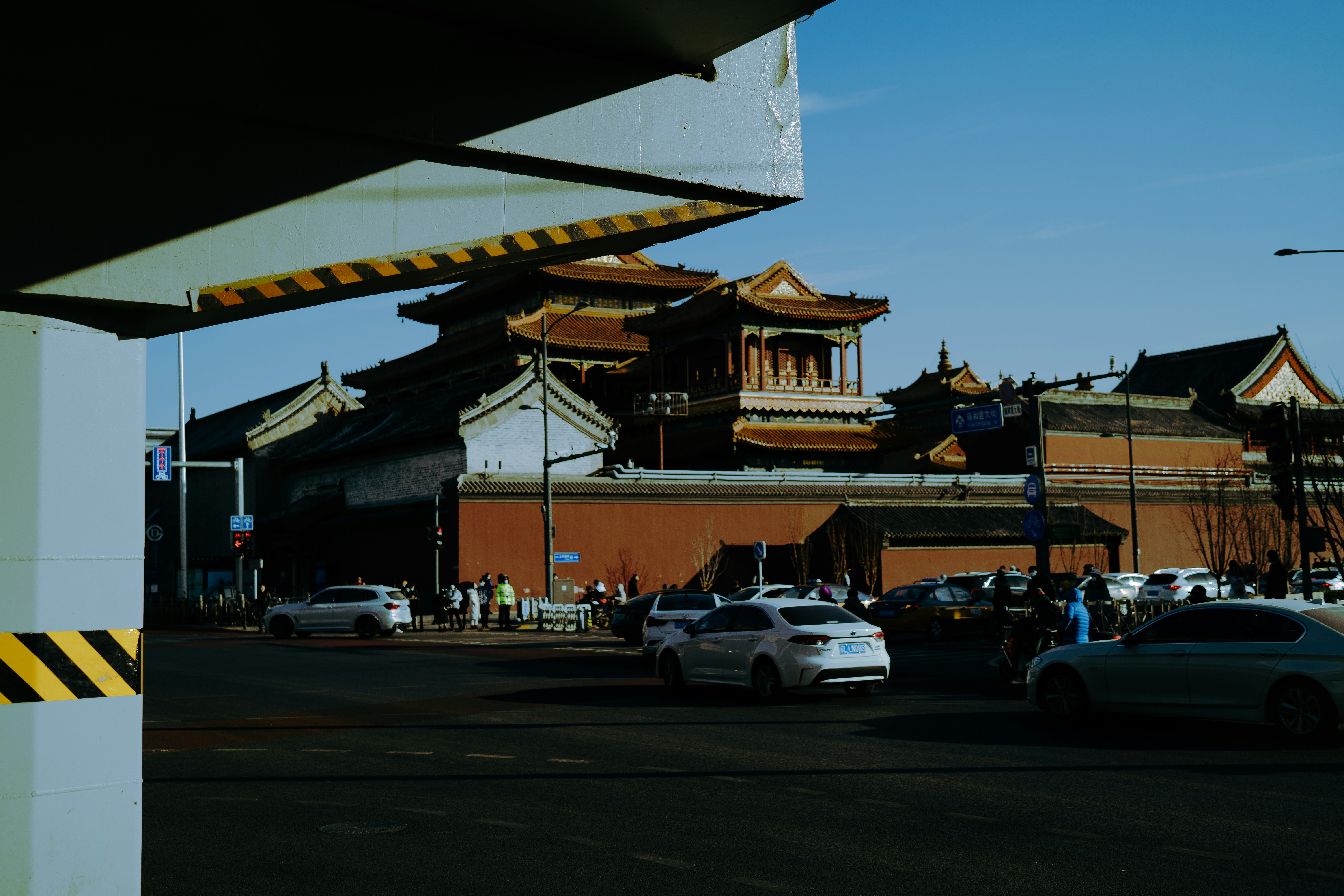 a group of cars that are sitting in the street