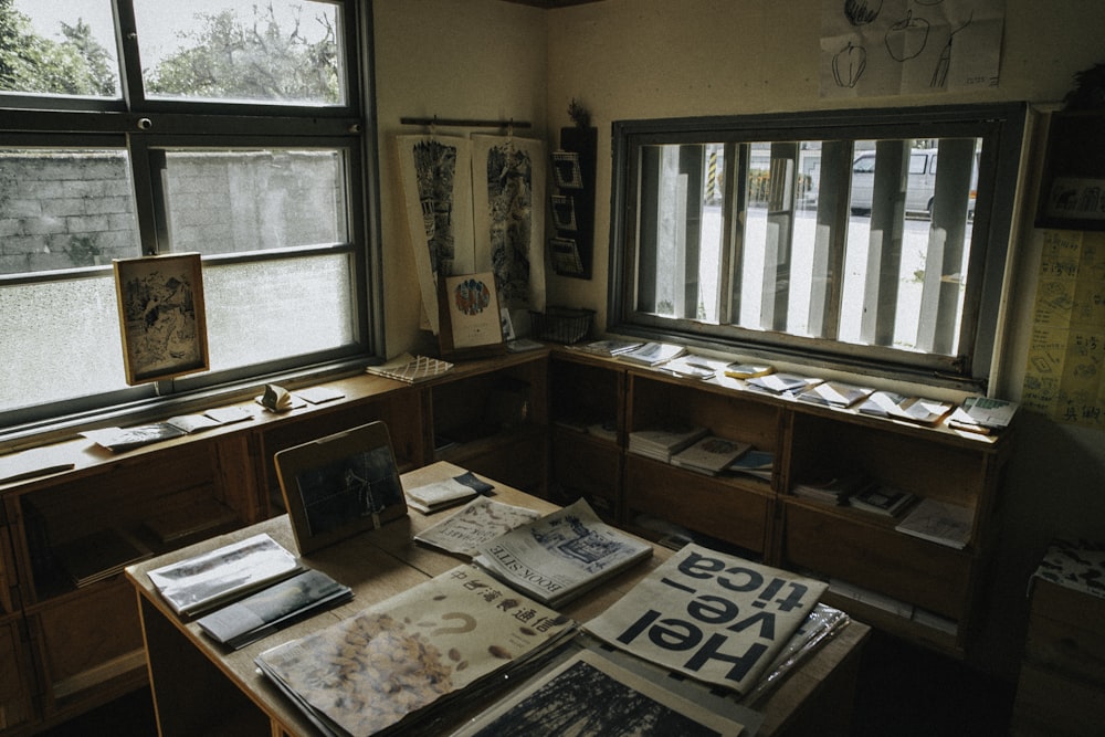 Una habitación con muchos libros sobre una mesa