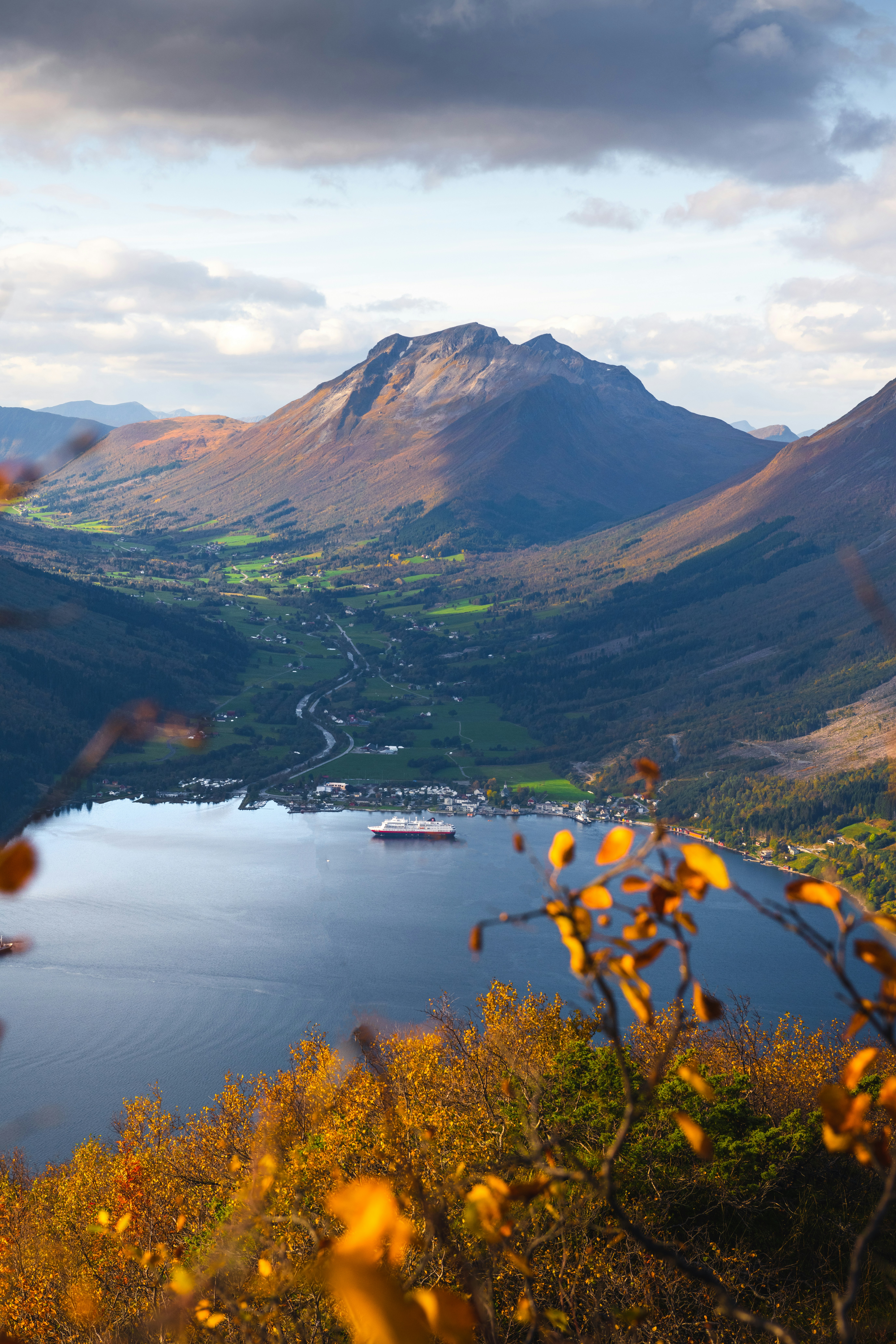 Ein malerischer Blick auf einen von Bergen umgebenen See