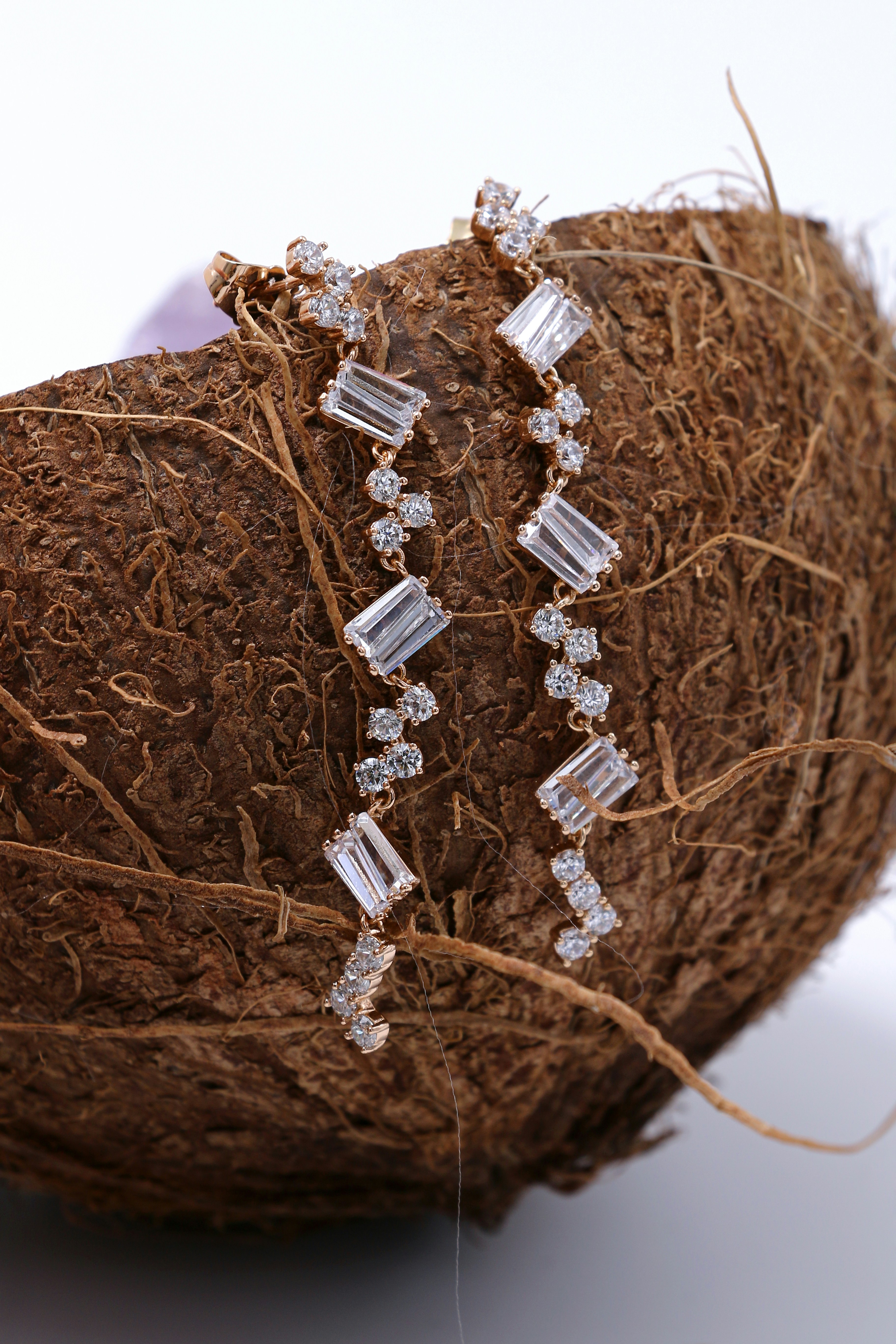 wedding hair accessory crystal, ilustrasi artikel Beyond the Veil: 10 Stunning Alternatives for the Modern Bride 2