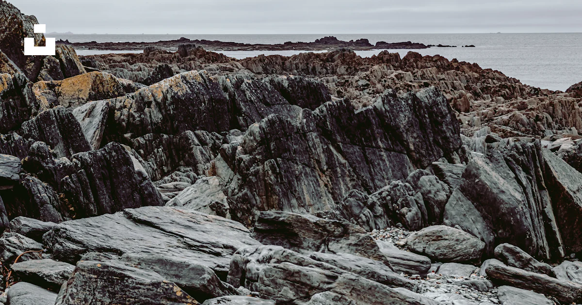 Un rivage rocheux avec un plan d’eau au loin photo – Photo Bretagna ...